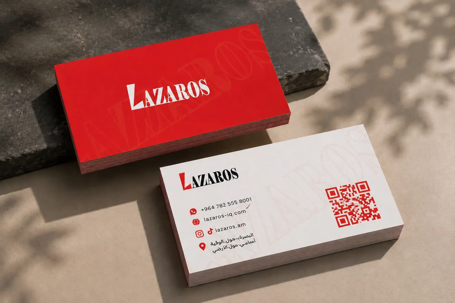بطاقة أعمال Lazaros باللونين الأحمر والأبيض مع معلومات التواصل ورمز QR