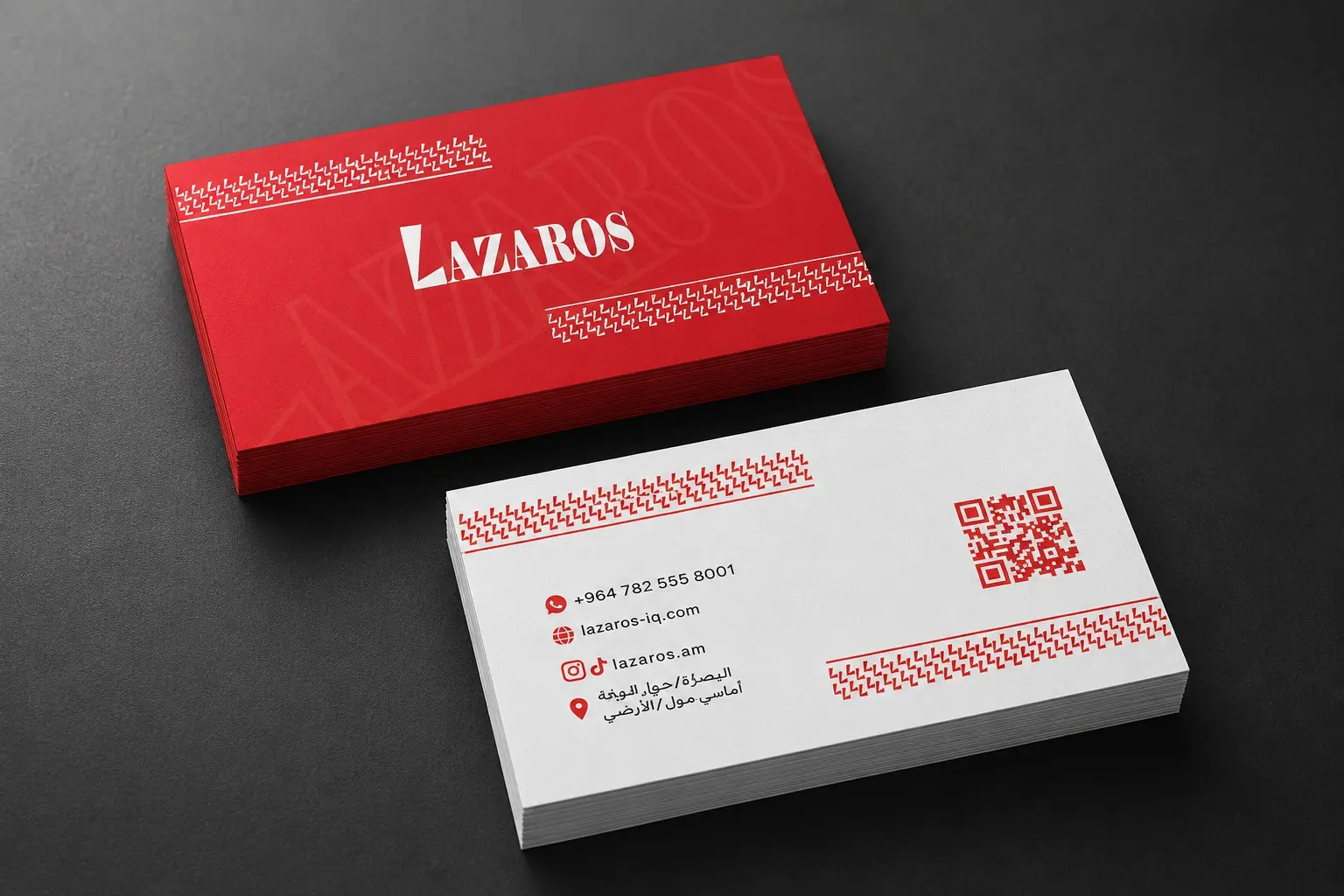 بطاقة أعمال Lazaros حمراء وبيضاء مع نمط متكرر ورمز QR